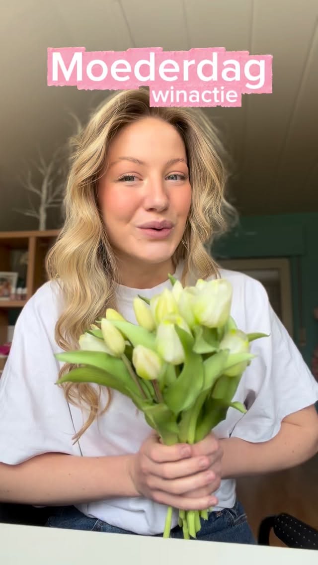 𝗠𝗼𝗲𝗱𝗲𝗿𝗱𝗮𝗴 𝗸𝗼𝗺𝘁 𝗲𝗿𝗮𝗮𝗻 🩷 En dit jaar geven we iets weg dat blijft: echte gesprekken!
🎁 Wij geven 10 keer ons gloednieuwe spel 𝗢𝗽𝗲𝗻𝗵𝗮𝗿𝘁𝗶𝗴 𝗠𝗼𝗲𝗱𝗲𝗿 weg!

Meedoen is simpel:
✨ Tag je moeder, iemand die voor jou als moeder voelt of gewoonweg iemand die het verdient
✨ Like deze video

🏆 𝗘𝗫𝗧𝗥𝗔 𝗞𝗔𝗡𝗦: deel deze post in je story

We maken de winnaars bekend op 28 april (op tijd voor Moederdag) 💌