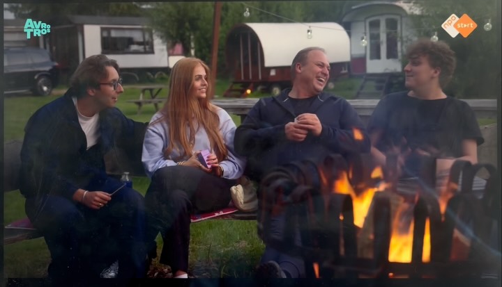 📺 Openhartig Memories op televisie! 💜

In het programma De Bauers op NPO 1 ging de familie van Frans Bauer samen aan de slag met ons spel Openhartig Memories! 🥰

En dat is precies waar Openhartig Memories voor bedoeld is: samen herinneringen ophalen, bijzondere verhalen delen en elkaar op een andere manier leren kennen. Want zelfs binnen een familie die elkaar door en door kent, zijn er altijd nog verhalen te ontdekken! 💬✨

Ontzettend leuk om te zien hoe onze vragen ook bij de familie Bauer voor mooie gesprekken zorgen!

Met wie zou jij graag eens herinneringen ophalen? 💜

#fransbauer #npo1 #tv #openhartig #memories