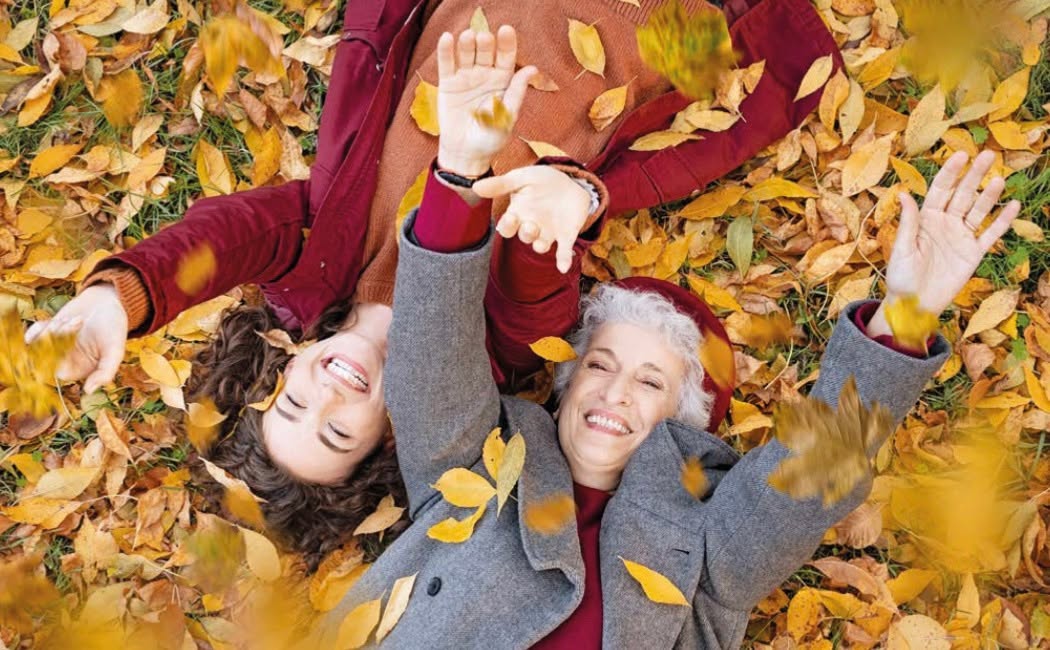 🍂 De herfst is begonnen! 🍁 Het seizoen om samen stil te staan bij wat echt belangrijk is: aandacht, verbinding en waardevolle momenten. En daar horen natuurlijk fijne gesprekken bij! 💬✨

In oktober vieren we bijzondere dagen die vragen om openheid en samen delen:
📅 7 oktober – Internationale dag van de ouderen -> met 𝗢𝗽𝗲𝗻𝗵𝗮𝗿𝘁𝗶𝗴 𝗠𝗲𝗺𝗼𝗿𝗶𝗲𝘀 brengen we herinneringen tot leven.

📅 7 t/m 11 oktober – Nationale Onderwijsweek → met 𝗢𝗽𝗲𝗻𝗵𝗮𝗿𝘁𝗶𝗴 𝗚𝗼 𝗙𝗼𝗿 𝗜𝘁, 𝗜𝗱𝗲𝗻𝘁𝗶𝘁𝗲𝗶𝘁, 𝗣𝘂𝗯𝗲𝗿𝘁𝗶𝗷𝗱 en 𝗢𝗽𝗲𝗻𝗺𝗶𝗻𝗱𝗲𝗱 𝗞𝗶𝗱𝘀 prikkelen we jongeren en studenten tot reflectie en samenwerking.

📅 11 oktober – Coming-Out Day → met 𝗢𝗽𝗲𝗻𝗵𝗮𝗿𝘁𝗶𝗴 𝗜𝗱𝗲𝗻𝘁𝗶𝘁𝗲𝗶𝘁 creëren we ruimte voor verhalen en zelfexpressie.

Of je nu samen aan de koffie zit, thuis rond de tafel of met collega’s een mooi moment deelt. Met onze spellen wordt elk gesprek een feestje. 🎉  Want echte aandacht voor elkaar zorgt voor verbinding, plezier en betekenisvolle herinneringen. ❤️
👉 Met welk spel ga jij dit najaar mooie gesprekken starten?

➡ Ontdek al onze spellen op onze website (via de link in bio)

#openhartig #openup #herfst #vraagkaartjes #vraagkaartenspel