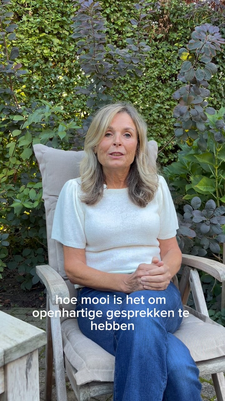 💬 𝗛𝗼𝗲 𝗶𝘀 𝗢𝗽𝗲𝗻𝗵𝗮𝗿𝘁𝗶𝗴 𝗲𝗶𝗴𝗲𝗻𝗹𝗶𝗷𝗸 𝗼𝗻𝘁𝘀𝘁𝗮𝗮𝗻?

Het begon allemaal met een opvallende ontdekking: de juiste vragen kunnen gesprekken openen die anders misschien nooit gevoerd worden. Die ervaring, gecombineerd met Wendes werk als psychofysiek trainer en therapeut en 2 niet altijd even spraakzame pubers thuis, bracht haar op een idee. Wat als je mensen op een laagdrempelige manier helpt om net wat meer te vertellen? Om verder te gaan dan de standaardgesprekken en elkaar echt beter te leren kennen?
En zo ontstond 𝗢𝗽𝗲𝗻𝗵𝗮𝗿𝘁𝗶𝗴! ❤️

Spellen die uitnodigen om te praten, te luisteren, te ontdekken en af en toe gewoon eens echt van hart tot hart te gaan.
Want soms begint een mooi gesprek gewoon met de juiste vraag! ✨
